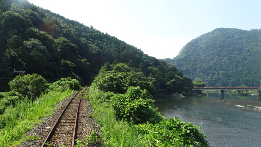 根尾川沿い車窓