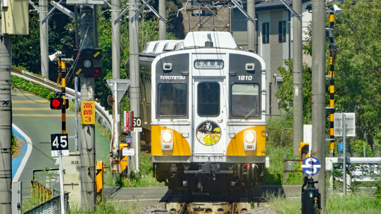 鉄の一瞥 40】 車齢50歳の花畑 豊橋鉄道渥美線カラフルトレイン | 旅と