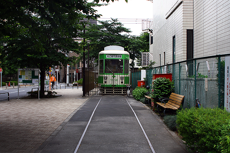 不忍池のほとりにシレッといる都電7500形 | 旅とおでかけ 鉄道チャンネル