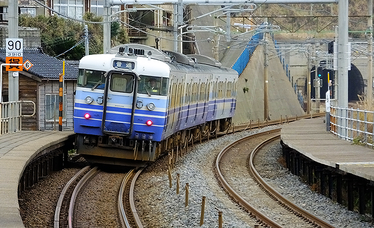 灰色の日本海、信越線を行く新潟色115系N-18編成【動画】 | 旅と