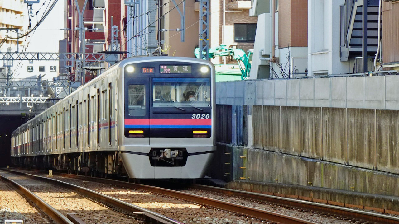 また御眷属「おキツネさま」に金網の防護柵【駅ぶら03】京浜急行