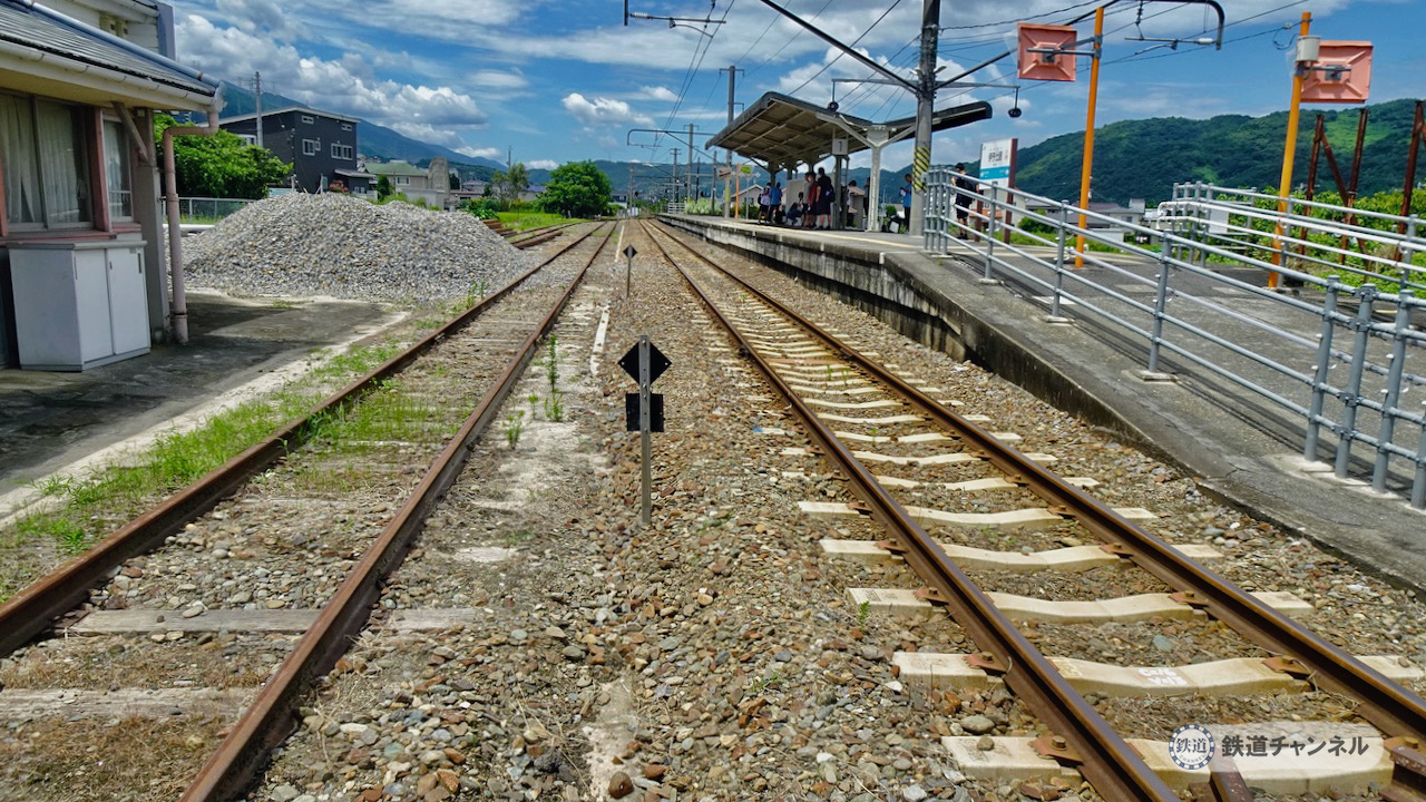 駅前が昭和レトロ JR四国予讃線 伊予土居駅（2）【木造駅舎