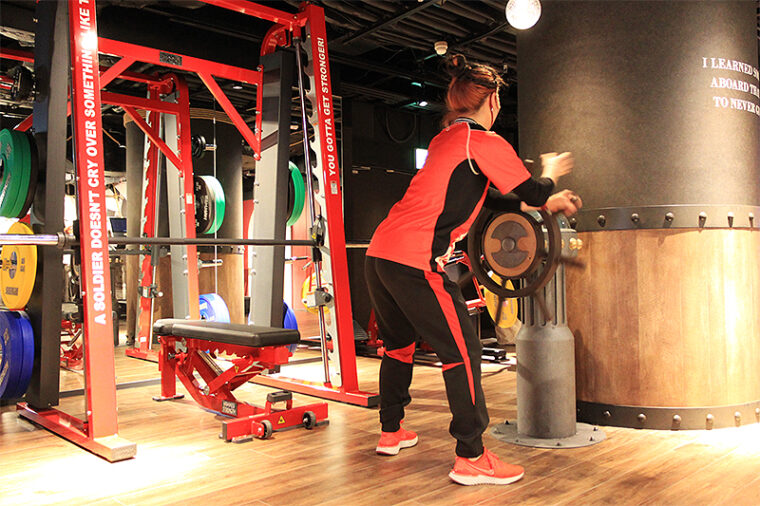 渋谷モディ ONE PIECE FITNESS BragMen で筋トレ 空手 ダンス！ 海軍トレーナーといっしょに“理想の海賊ボディ”に