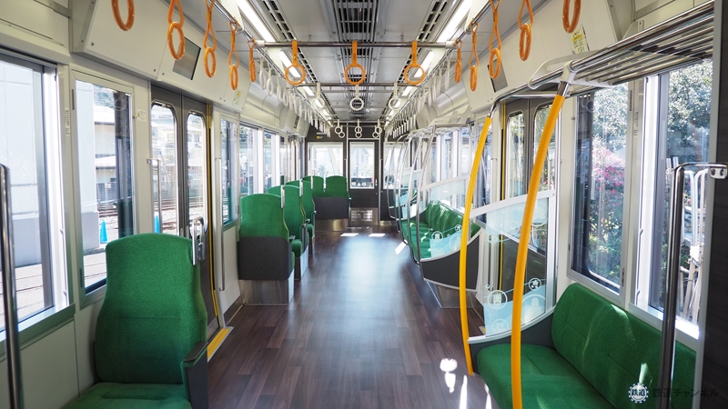 江ノ電、20年ぶりの新型車両「700形」を公開 眺望を意識したこだわりの