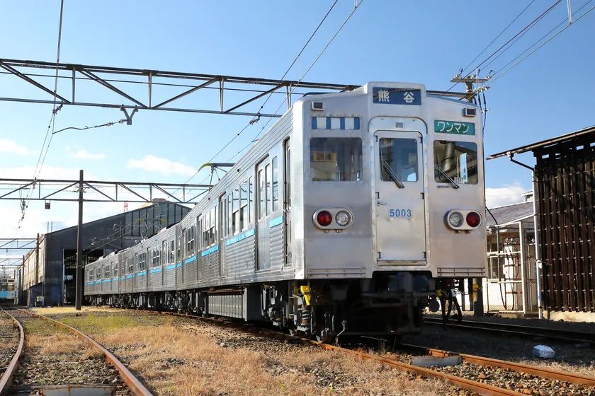 都営三田線6000系が秩父鉄道でよみがえる！”正面装飾を外し赤帯・青帯 