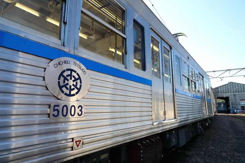 都営三田線6000系が秩父鉄道でよみがえる！”正面装飾を外し赤帯・青帯