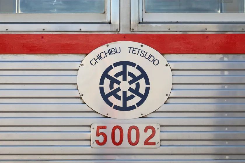 都営三田線6000系が秩父鉄道でよみがえる！”正面装飾を外し赤帯・青帯 