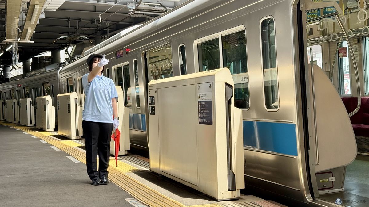 小田急電鉄×ユニクロ】全駅係員の夏制服に「エアリズム」ポロシャツを 