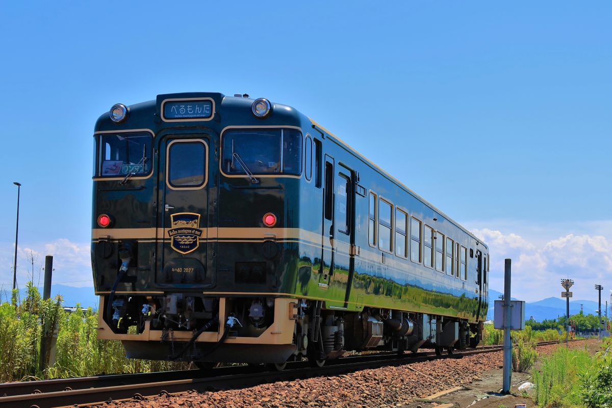 キハ40系50周年記念【JR西日本】全12種の観光列車・地域色ピンバッジを
