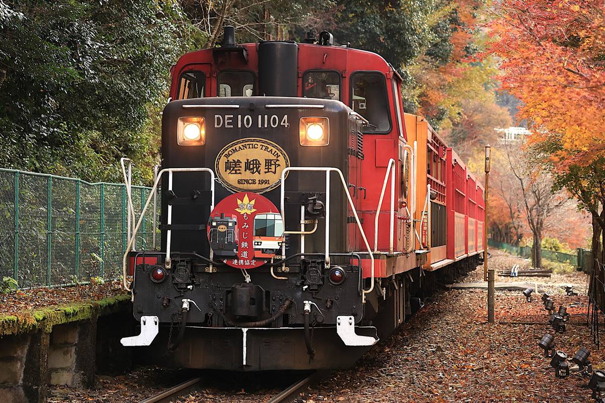 嵯峨野観光鉄道、「DE10 機関車」や「SK200 運転台」見学ツアーを開催